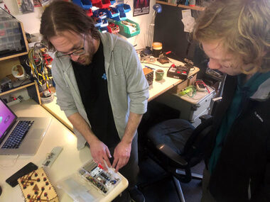 Luca jonge mantelzorger en Berry beeldmaker project kunstkameraden