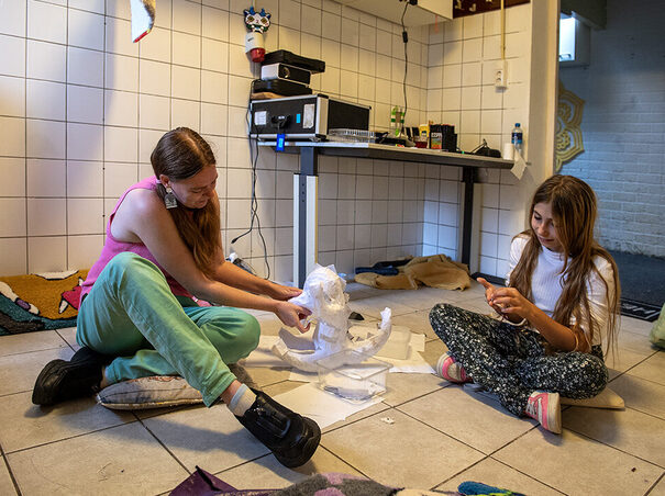 Djelena jonge mantelzorger en Sabine kunstenaar project kunstkameraden