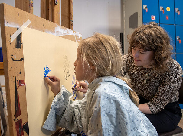 Veerle jonge mantelzorger en beeldmaker Iris project kunstkameraden